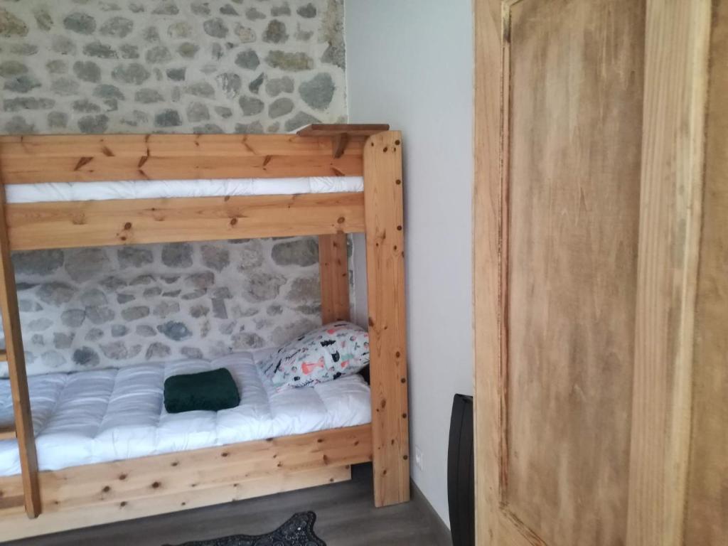 Postel nebo postele na pokoji v ubytování L'Echevine en vercors