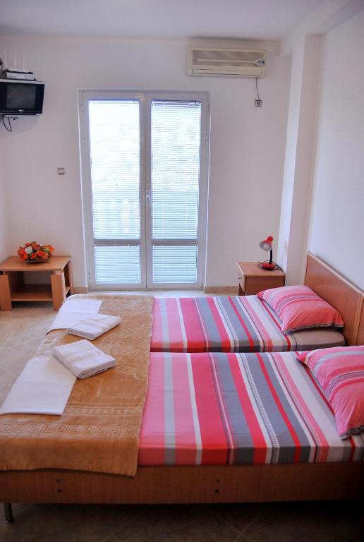 Uma cama ou camas num quarto em Omega Apartments