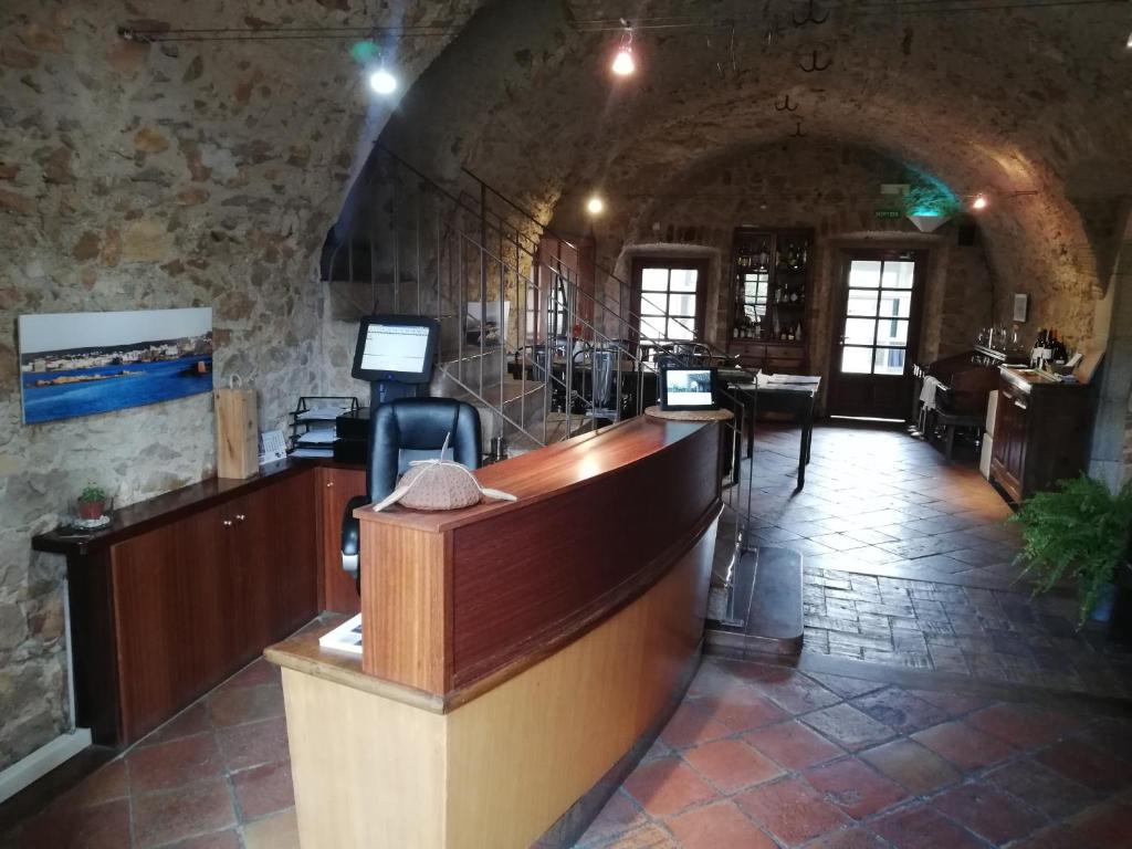 TV a/nebo společenská místnost v ubytování Hotel Molí de l'Escala