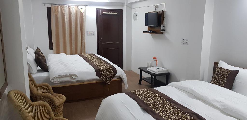 Postel nebo postele na pokoji v ubytování SHIVANI HOME STAY