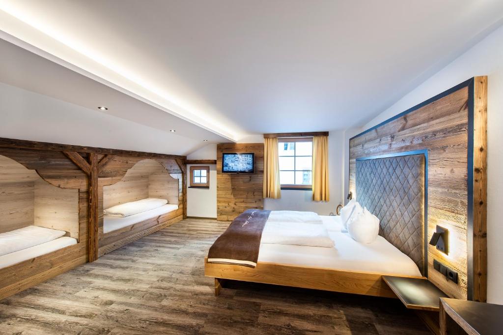 Postel nebo postele na pokoji v ubytování Posthotel Pfunds