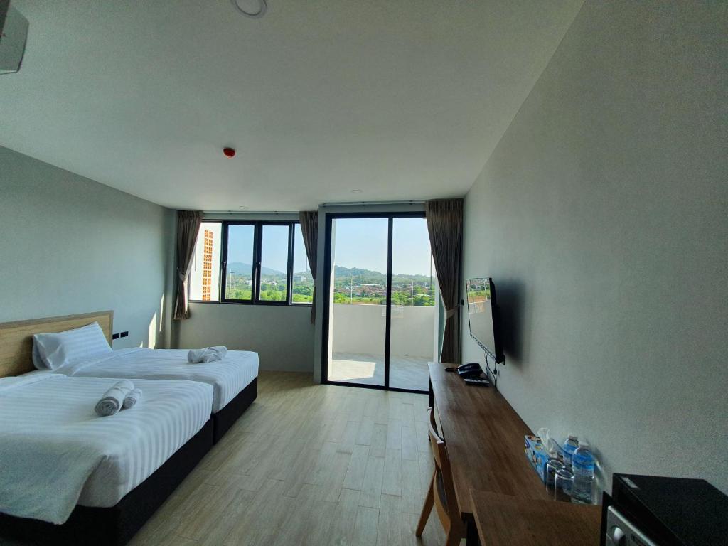 Postel nebo postele na pokoji v ubytování Atom Phuket Hotel -SHA Plus