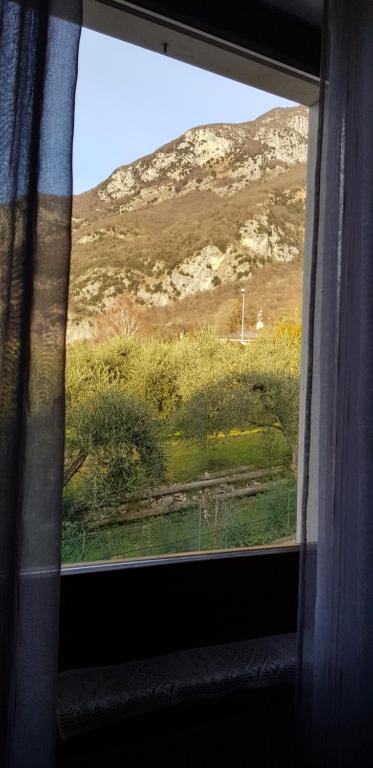 Genel bir dağ manzarası veya oda ve kahvaltıdan çekilmiş bir dağ manzarası
