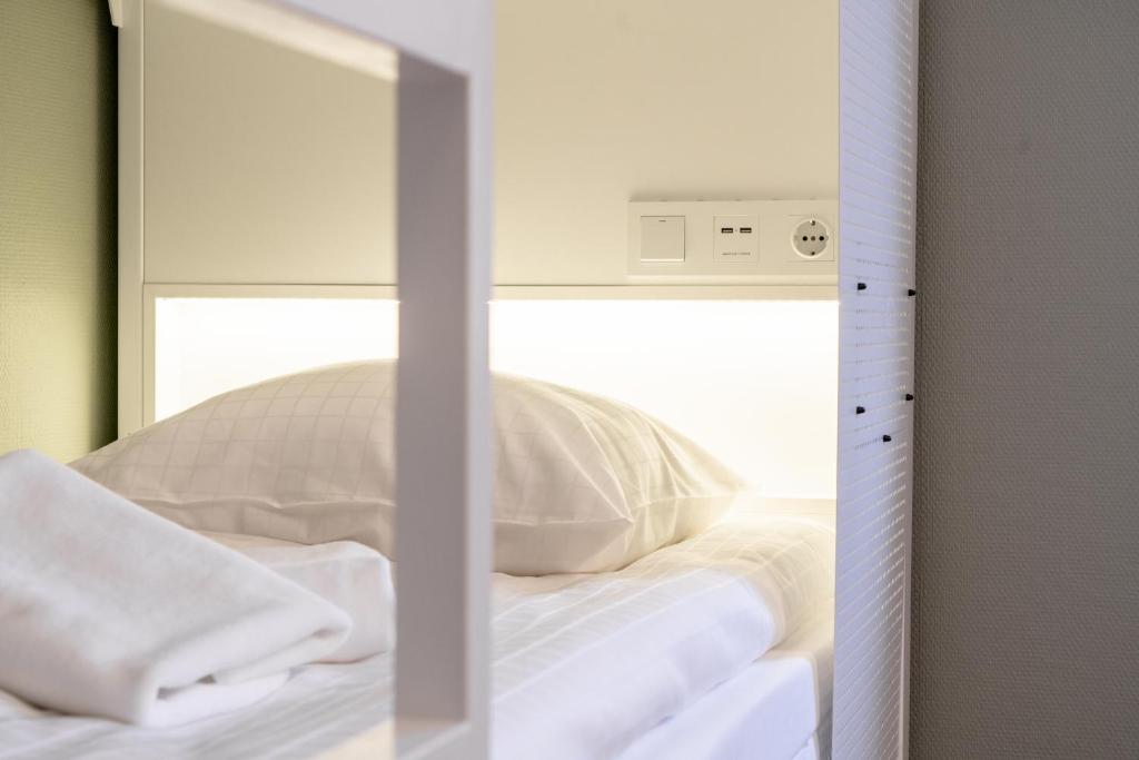 Postel nebo postele na pokoji v ubytování Botanika Uppsala