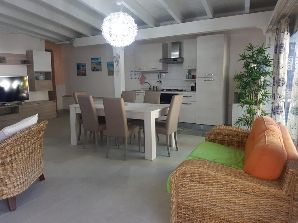 ein Wohnzimmer mit einem Esstisch und Stühlen in der Unterkunft villa relax sul mare in Gallipoli
