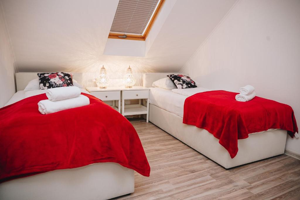 Postel nebo postele na pokoji v ubytování Grom Ribno Apartments