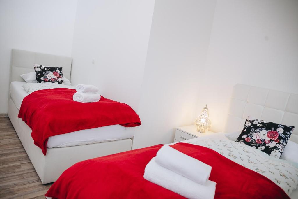 Postel nebo postele na pokoji v ubytování Grom Ribno Apartments