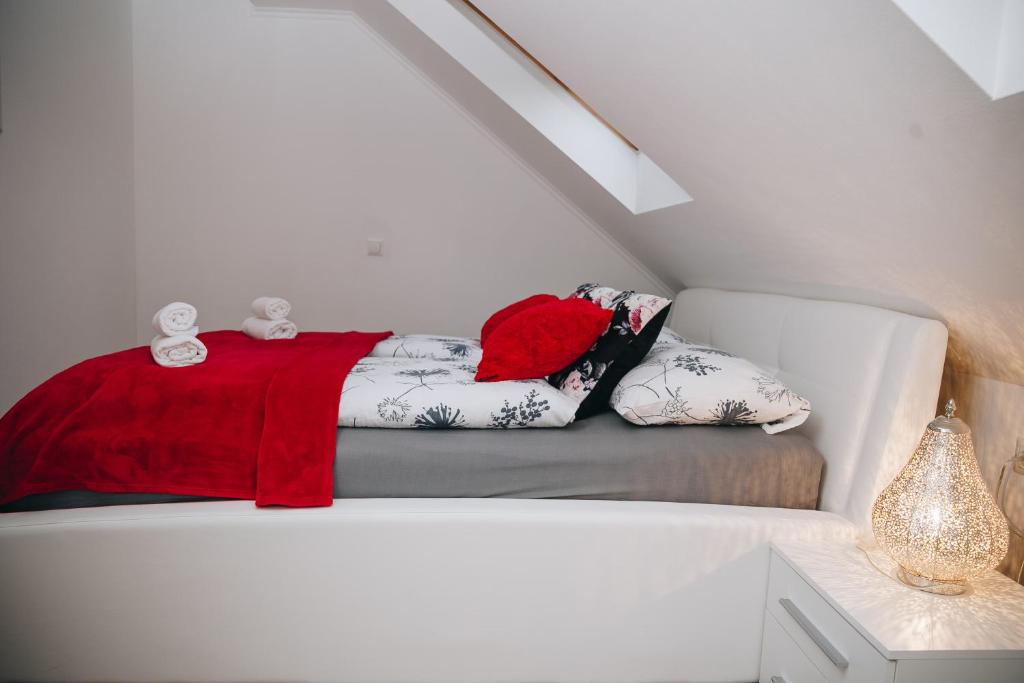 Postel nebo postele na pokoji v ubytování Grom Ribno Apartments