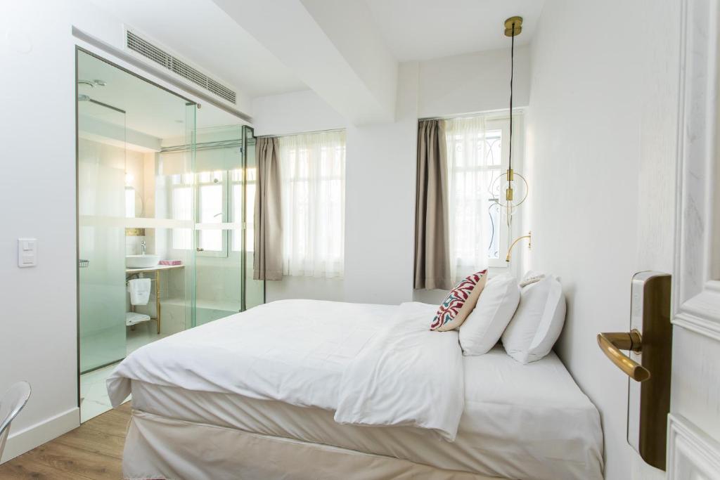 A bed or beds in a room at Bahar Boutique Hotel