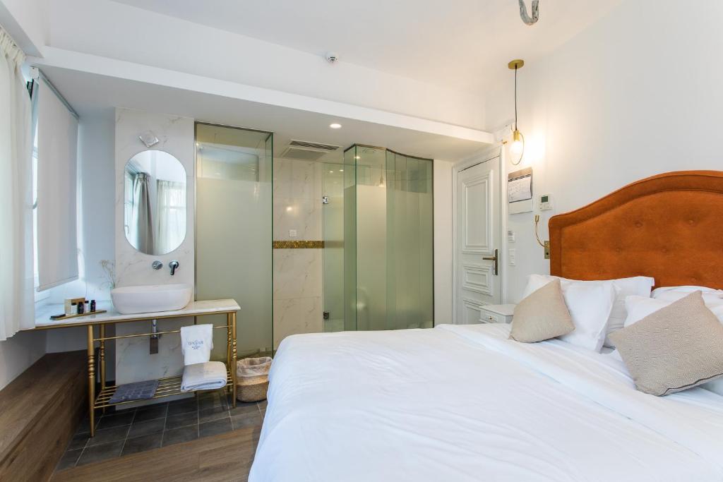 A bed or beds in a room at Bahar Boutique Hotel