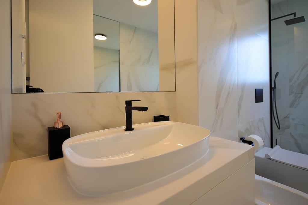 Kúpeľňa v ubytovaní New apartment with swimming pool near the beach