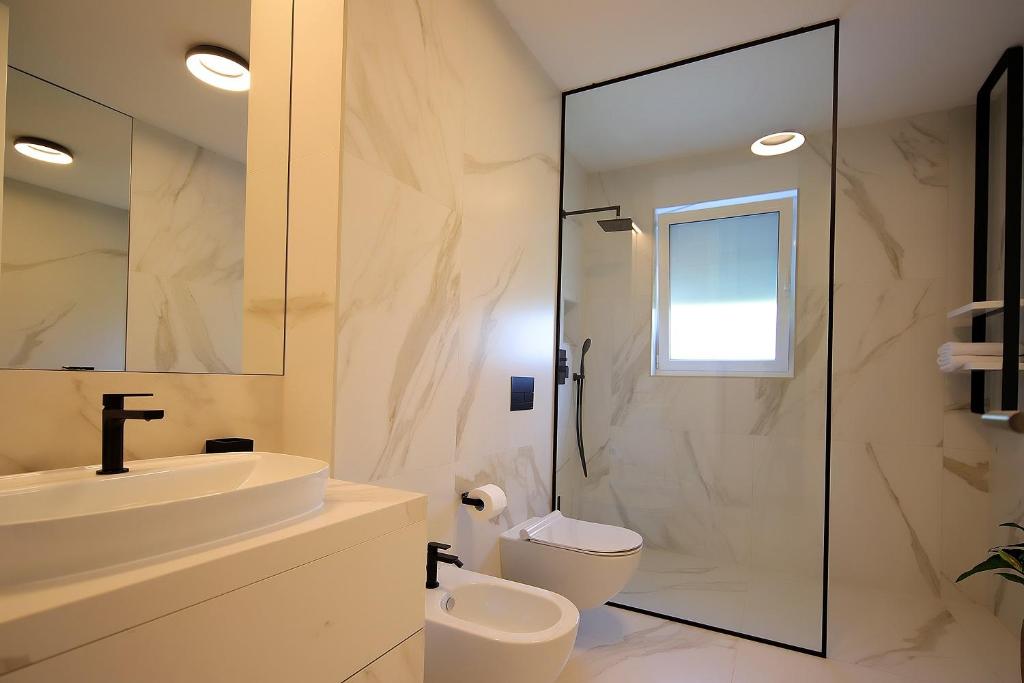 Kúpeľňa v ubytovaní New apartment with swimming pool near the beach
