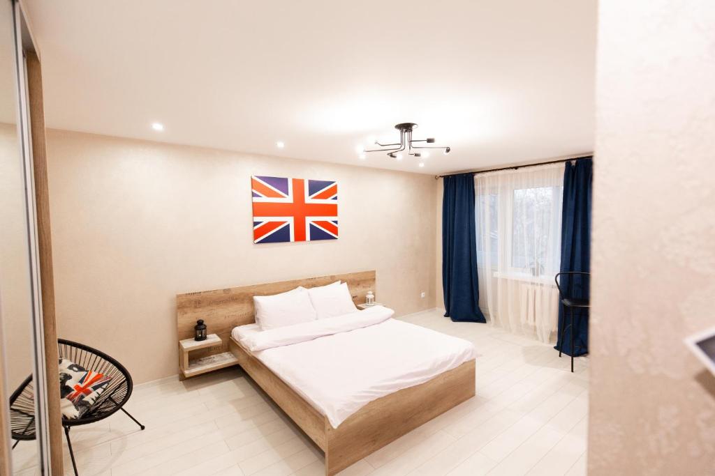 سرير أو أسرّة في غرفة في London-style Apartment Rivne,Ukraine