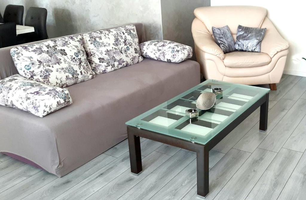 sala de estar con sofá y mesa de centro en Versi, en Tučepi