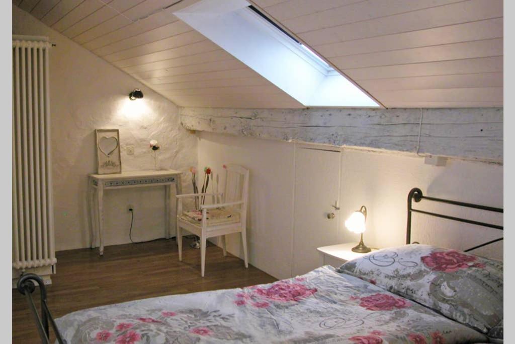 Postel nebo postele na pokoji v ubytování Joline private guest apartment downtown Nidau