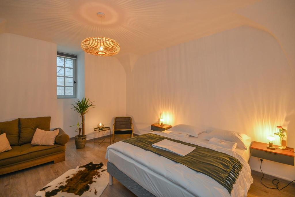 - une chambre avec un grand lit et un canapé dans l'établissement COSY APPARTEMENT EN PLEIN CENTRE-VILLE !!!, à Avignon