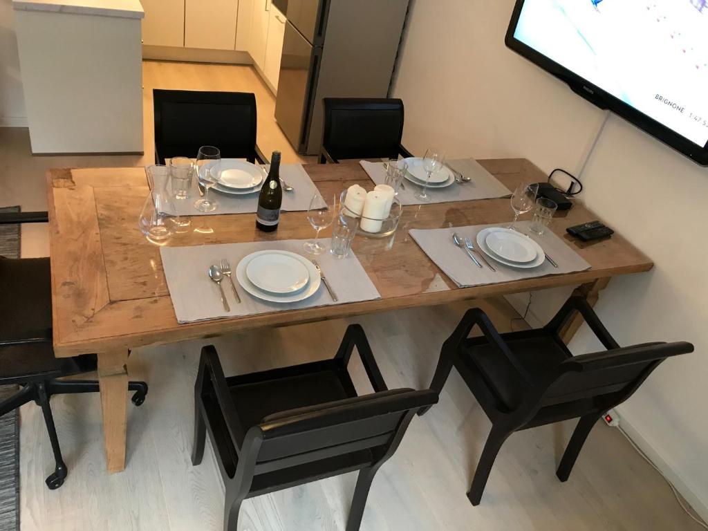 uma mesa de madeira com 2 cadeiras e uma garrafa de vinho em 2 Room Messe Kongress Stadion em Dortmund