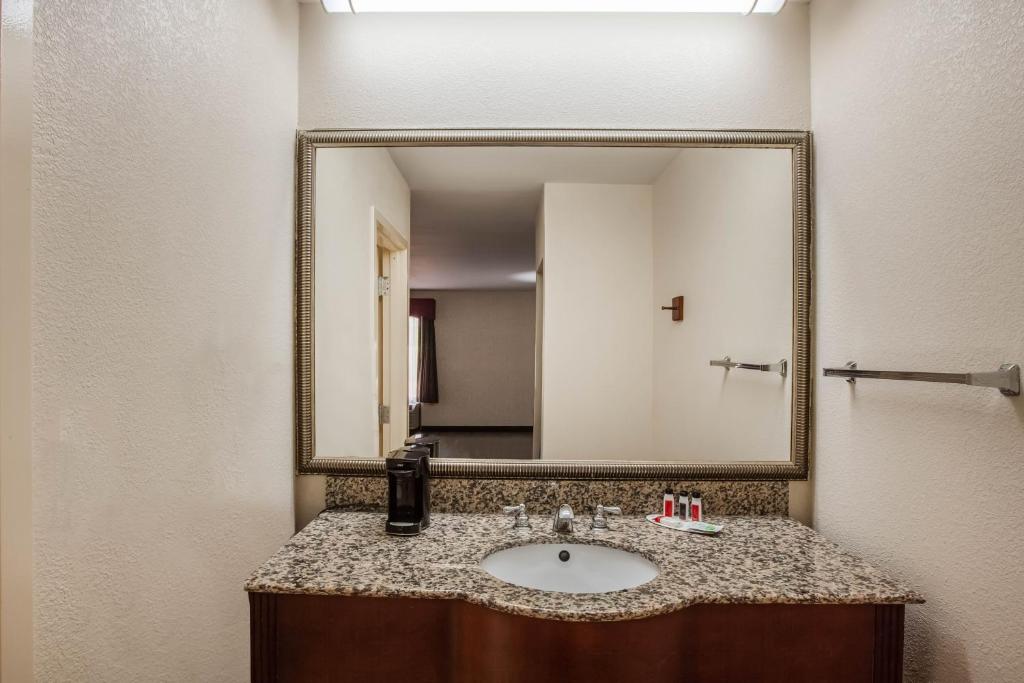Days Inn & Suites by Wyndham Tyler - King Room Mit Zwei Kingsize -Betten - Nichtraucher
