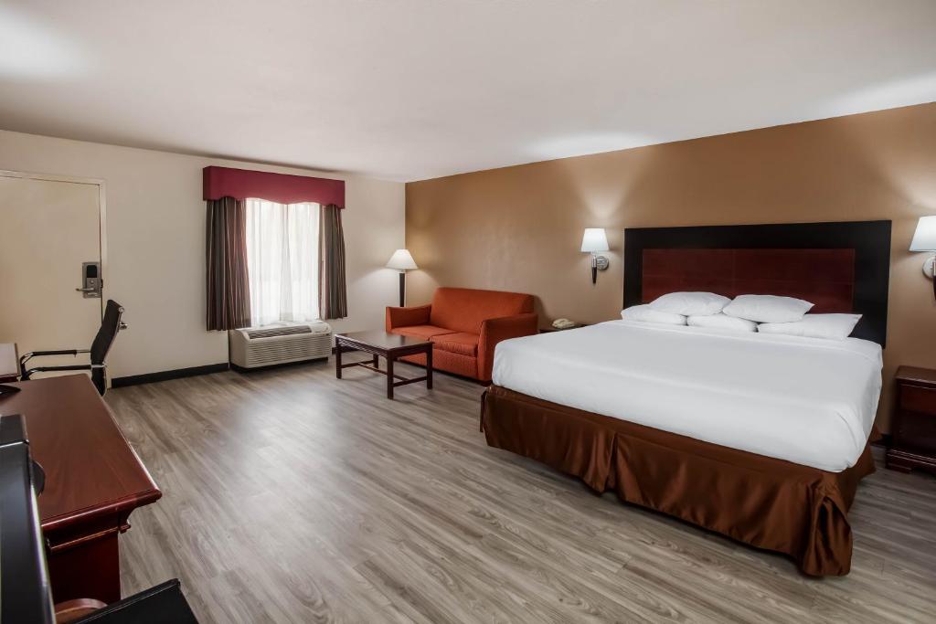 Postel nebo postele na pokoji v ubytování Days Inn & Suites by Wyndham Tyler