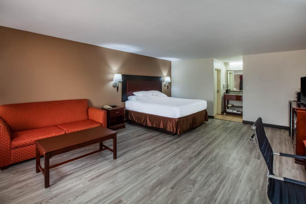 Postel nebo postele na pokoji v ubytování Days Inn & Suites by Wyndham Tyler
