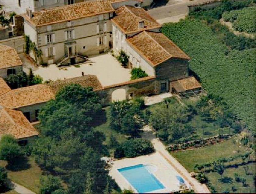 una vista aérea de una casa con piscina en Gîte Le Bonheur en Hiersac