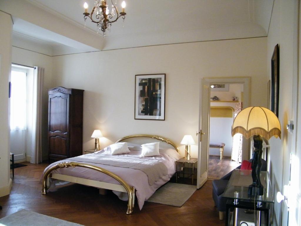 Voodi või voodid majutusasutuse Villa des Capucins toas