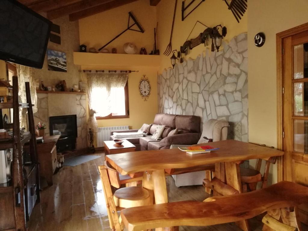 Televízia a/alebo spoločenská miestnosť v ubytovaní Casa Rural Refugio del Cueto***
