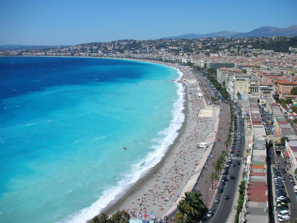 une vue aérienne d'une plage et de l'océan dans l'établissement PALAIS ELISABETH PROMENADE DES ANGLAIS, à Nice