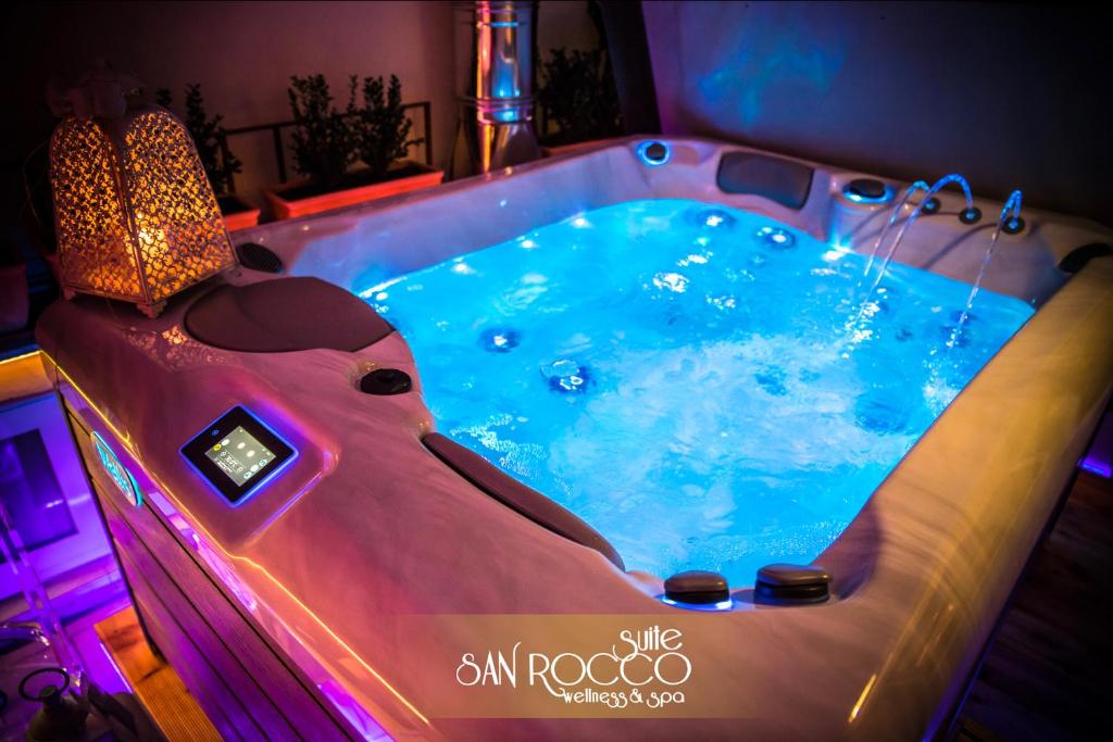uma banheira de hidromassagem numa sala de estar com um aperitivo em Suite San Rocco Wellness&Spa em Ruvo di Puglia