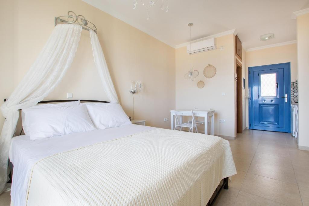 Postel nebo postele na pokoji v ubytování Beachfront Apartments