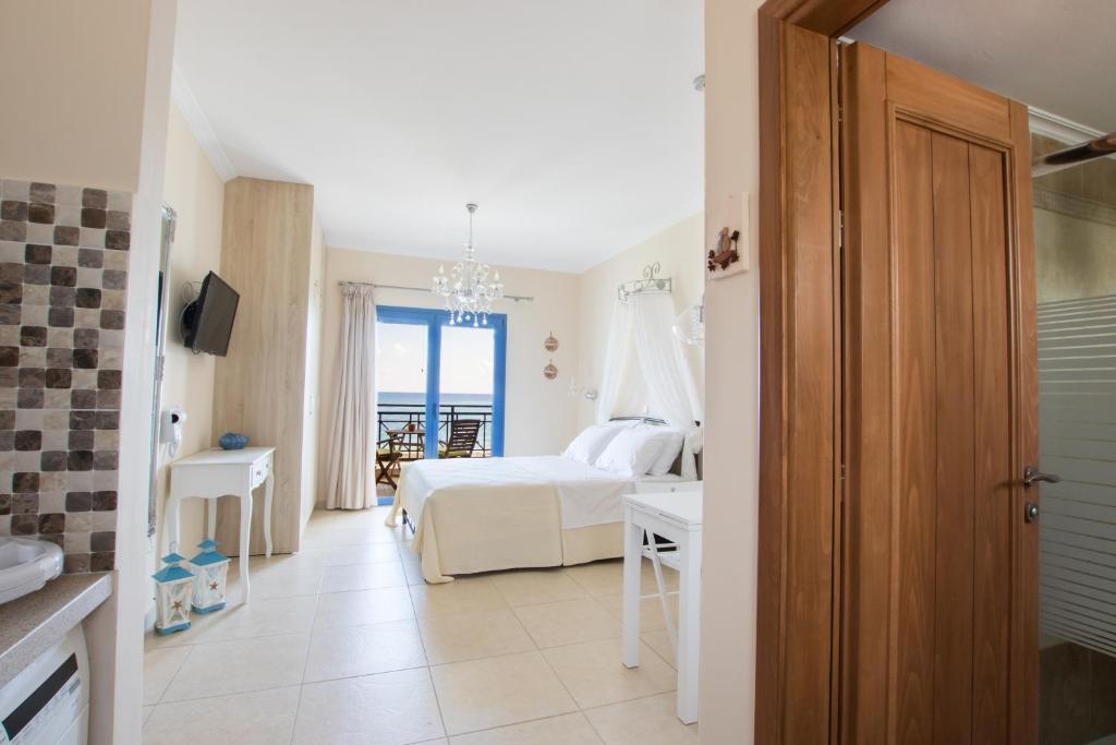 Postel nebo postele na pokoji v ubytování Beachfront Apartments