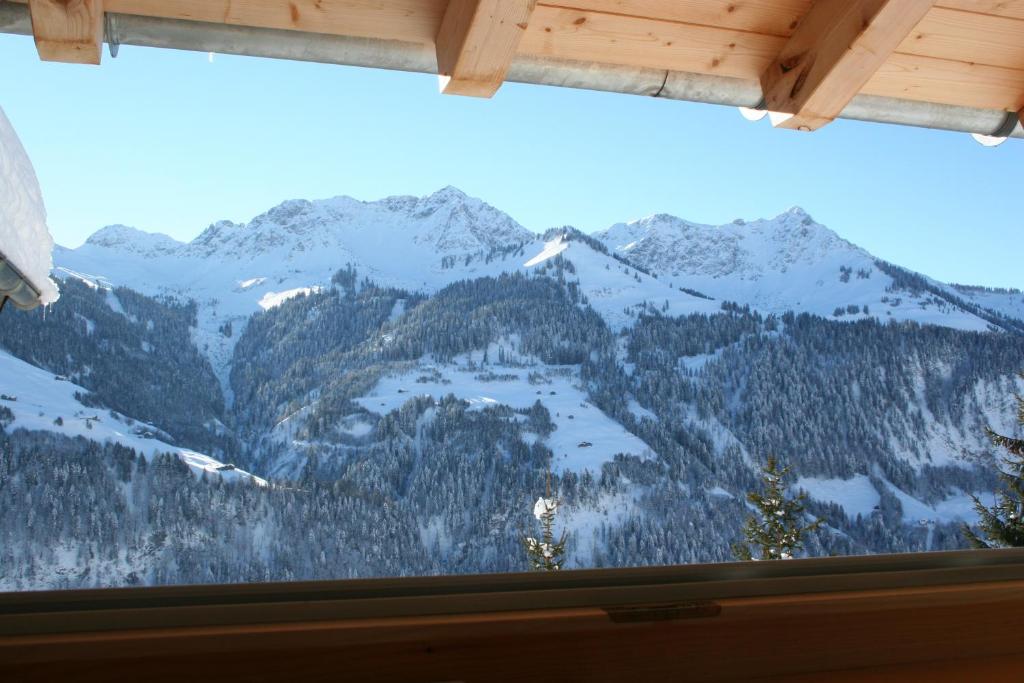 A general mountain view or a mountain view taken from Az apartmant