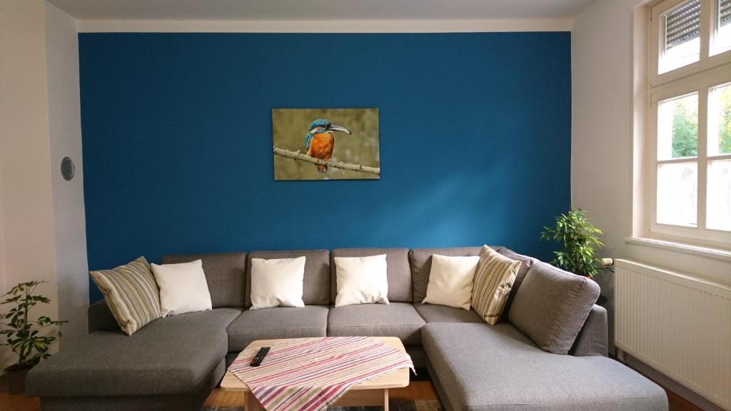 un pájaro sentado en una rama en una sala de estar en Ferienwohnung Weseraue, en Holzminden
