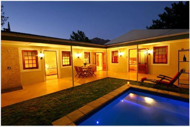 Πισίνα στο ή κοντά στο Cabriere Cottage