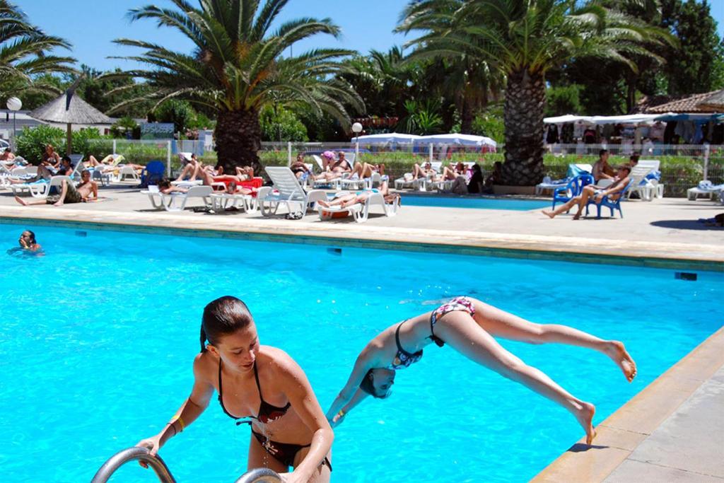 Bazén v ubytování Vias-Plage Camping Les Salisses Quality Holidays nebo v jeho okolí