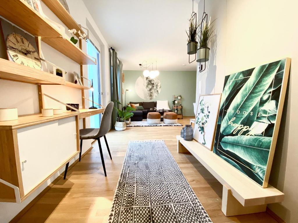een woonkamer met een bank en een tafel bij Green & cozy apartment - 15 min to city center in Wenen