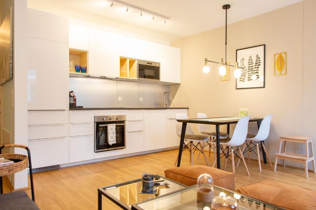 Kuchyň nebo kuchyňský kout v ubytování Green & cozy apartment - 15 min to city center