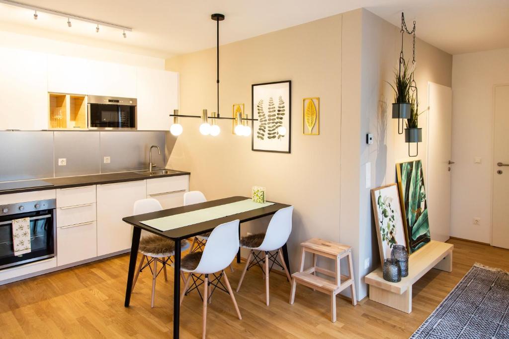 Kuchyň nebo kuchyňský kout v ubytování Green & cozy apartment - 15 min to city center