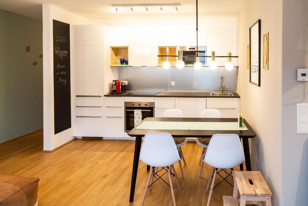 Kuchyň nebo kuchyňský kout v ubytování Green & cozy apartment - 15 min to city center