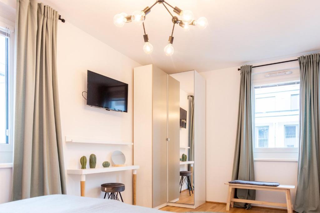 TV a/nebo společenská místnost v ubytování Green & cozy apartment - 15 min to city center