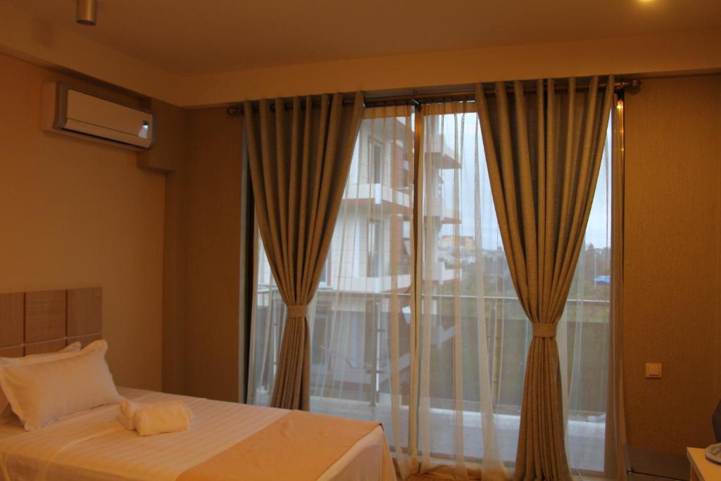 Postel nebo postele na pokoji v ubytování Legacy Hotel