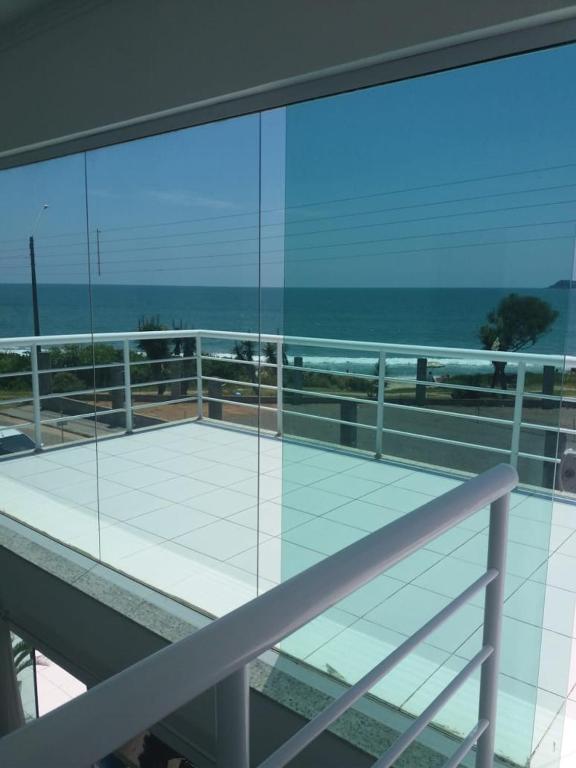 balcón con vistas al océano en CASA DE VIDRO PERFEITA A 25 METROS DA PRAIA, en Penha