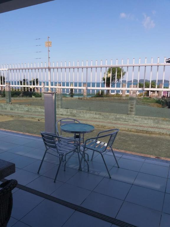  CASA DE VIDRO PERFEITA A 25 METROS DA PRAIA