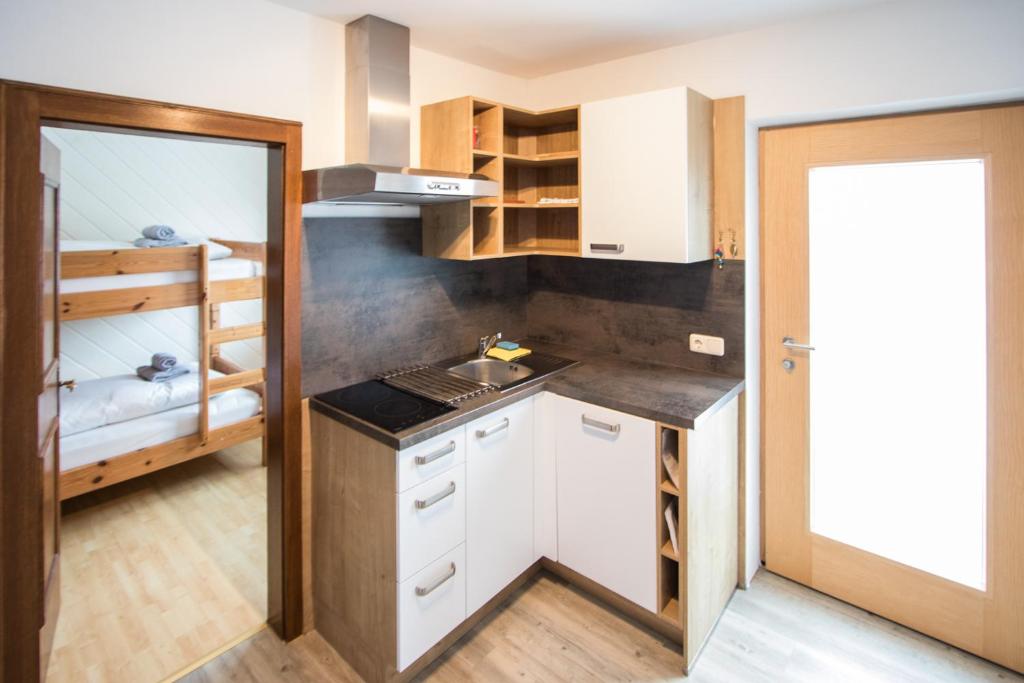 Kuchyň nebo kuchyňský kout v ubytování Appartementhaus Salzmann