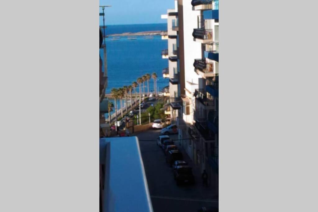 - une vue sur l'océan depuis un bâtiment dans l'établissement Side Sea View Porto Paolo B, à San Pawl il-Baħar