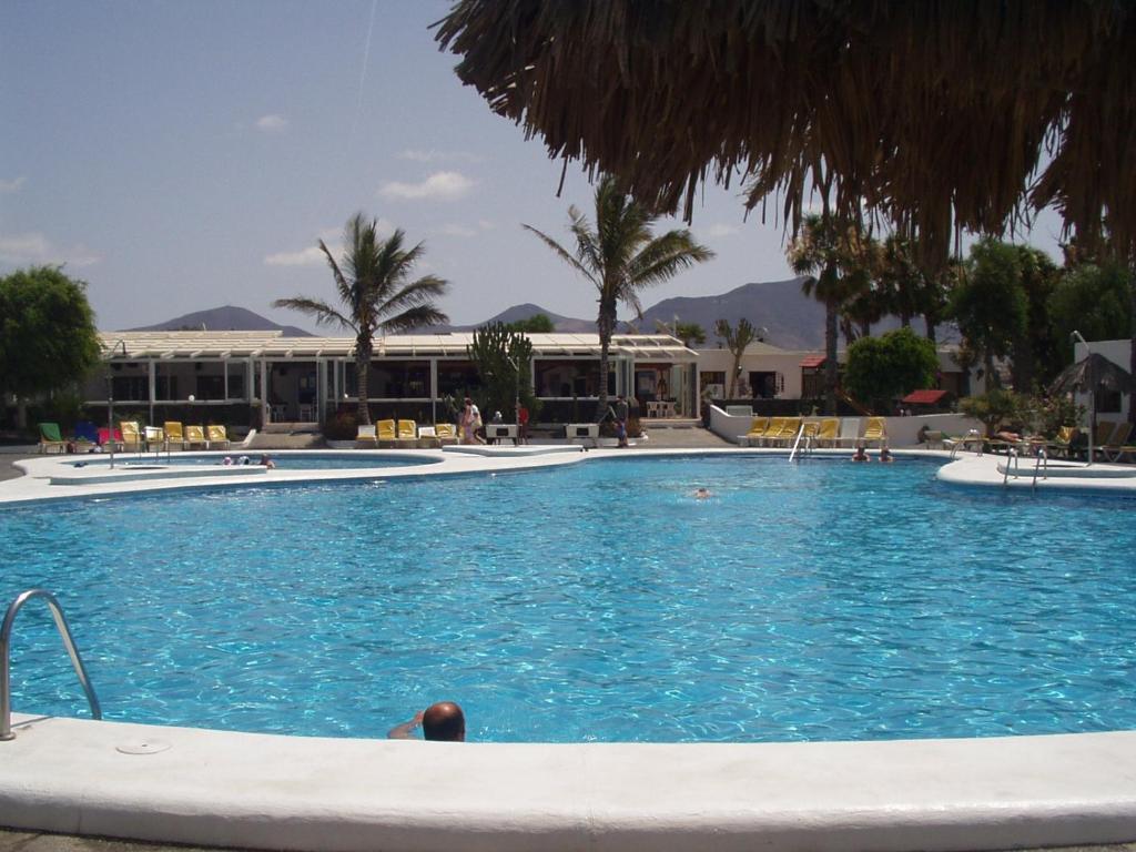 una persona nadando en una piscina grande en Las Brisas, en Playa Blanca
