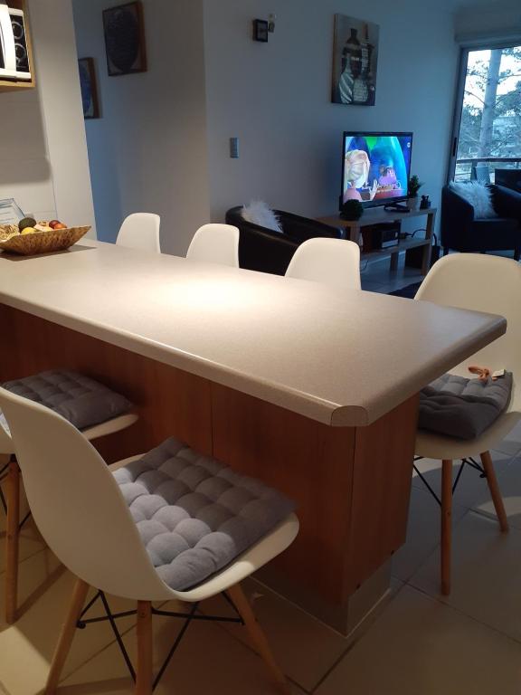 TV a/nebo společenská místnost v ubytování Esmeralda Apartment
