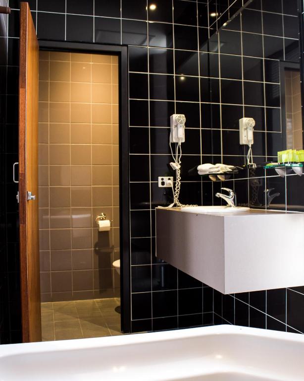 Highlander Hotel Bar Kitchen Rooftop - Resim 3