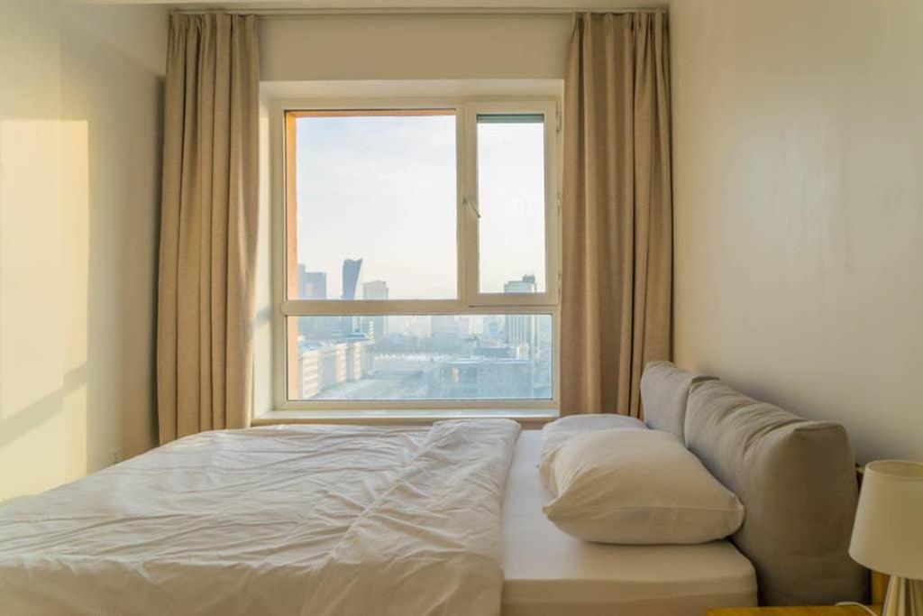 Postel nebo postele na pokoji v ubytování Modern apt with views 3 minutes from Sukhbaatar Sq