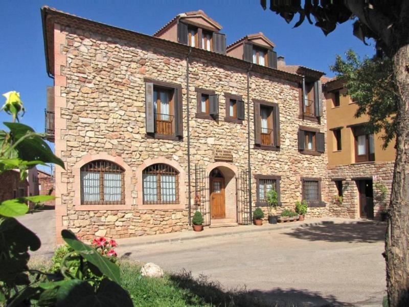 ein großes Backsteingebäude mit Fenstern und einer Tür in der Unterkunft Casa Rural de la Abuela in Montejo de Tiermes